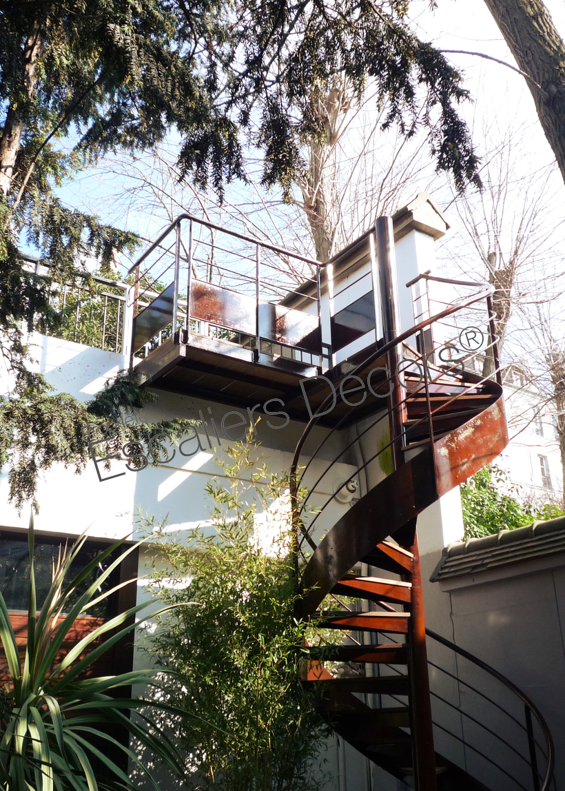 DH65 - SPIR'DÉCO® Standing. Escalier hélicoïdal extérieur en métal et bois d'accès toit terrasse pour une maison contemporaine.